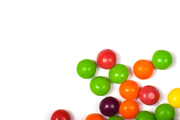 Разноцветные конфеты на белом фоне . — стоковое фото