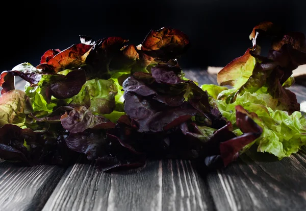 Lechuga sobre tabla de madera — Foto de Stock