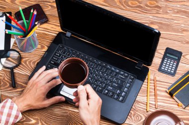 Adam onun laptop çalışma ofisi. 