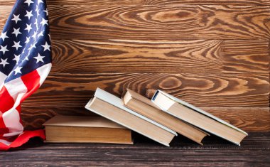 Tahta masadaki eski kitaplar.