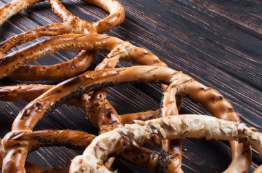 Kurullarında taze simit. 