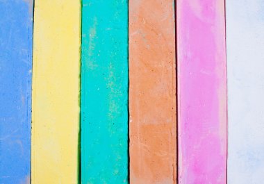 Beyaz bir arka plan üzerinde renkli tebeşir. 