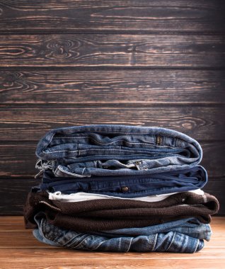 eski şeyler ahşap masanın üstüne kazık