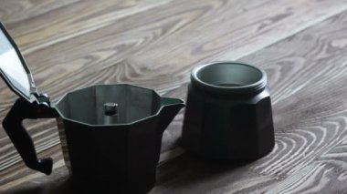 Ahşap bir masa üzerinde Söktüğünüz moka. 