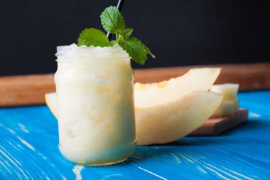 Mavi ahşap kurullarında smoothies kavun