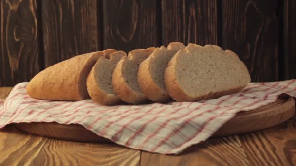 Zwart brood gesneden op een servet in het vak op het bord — Stockvideo