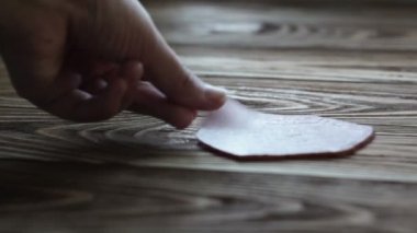 Masaya yaymak sosis dilimleri