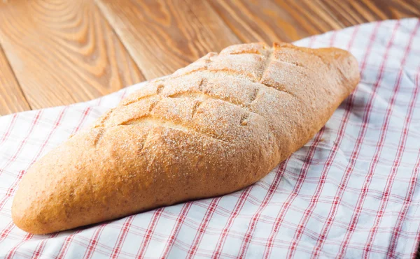 Bochenek chleba na deskach — Zdjęcie stockowe