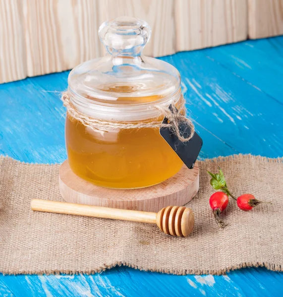 Sebotol madu dan sendok madu — Stok Foto