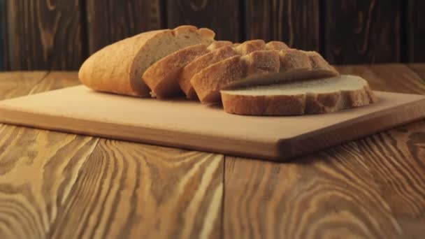 Zwart brood gesneden op een servet in het vak — Stockvideo