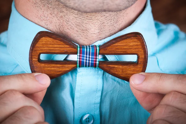 Чоловік у дерев'яній краватці . — стокове фото
