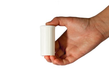 Elini tutarak üzerinde küçük plastik şişe