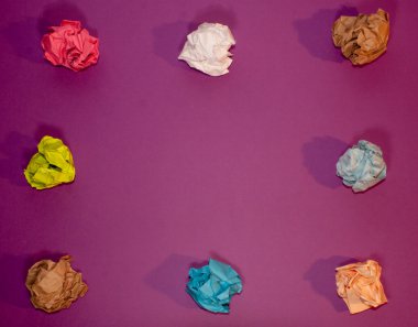 Arka plan üzerinde buruşuk renkli kağıt