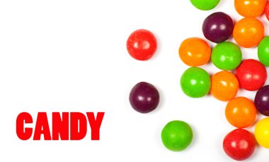 üzerinde beyaz izole renkli şeker