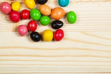 ahşap üzerine farklı renkli tatlılar