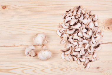 ahşap masa üzerinde birçok mantar