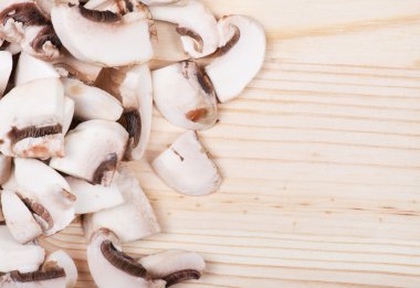 ahşap masa üzerinde birçok mantar