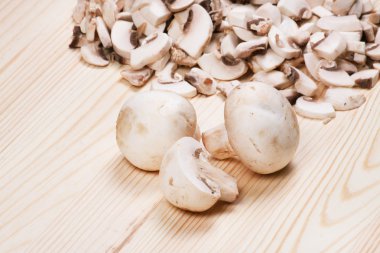 ahşap masa üzerinde birçok mantar