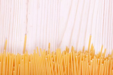 ahşap masa üzerinde spagetti avuç