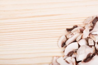 ahşap masa üzerinde birçok mantar