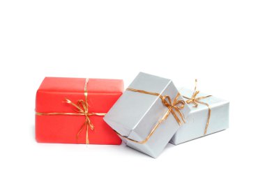 hediye kutuları üzerinde beyaz izole 