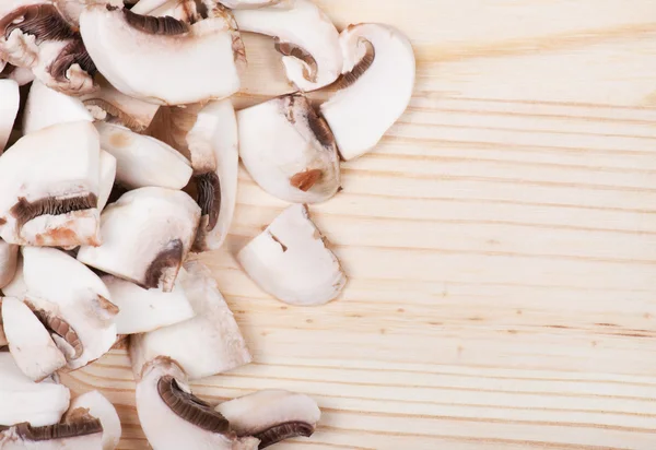 ahşap masa üzerinde birçok mantar