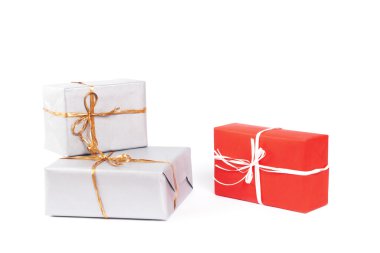 hediye kutuları üzerinde beyaz izole 