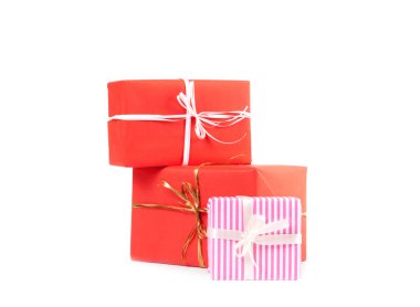 hediye kutuları üzerinde beyaz izole 