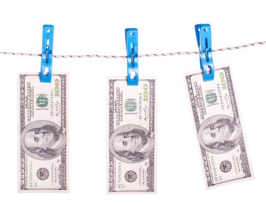 ipte asılı dolarları giysileri ile pim bağlı.