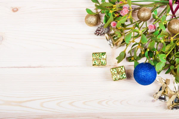 Borde de fondo de Navidad con adornos de bolas de oro — Foto de Stock