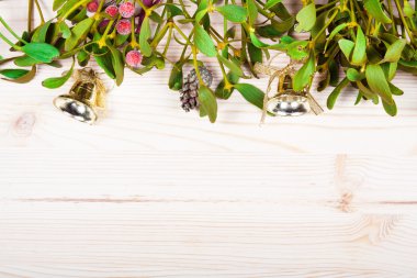 Altın önemsiz şey süslemeleri ile Noel arka plan sınırı