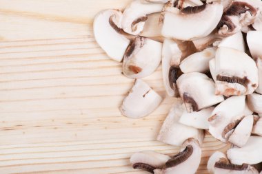 ahşap masa üzerinde birçok mantar. 