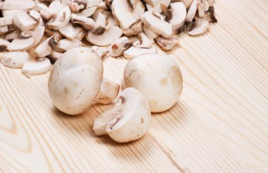 ahşap masa üzerinde birçok mantar. 