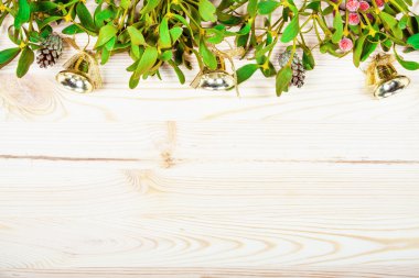 Altın önemsiz şey süslemeleri ile Noel arka plan sınırı