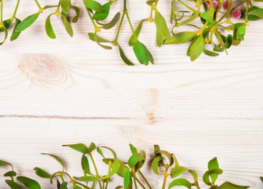 Altın önemsiz şey süslemeleri ile Noel arka plan sınırı