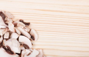 ahşap masa üzerinde birçok mantar