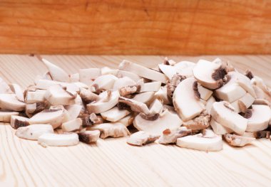 ahşap masa üzerinde birçok mantar