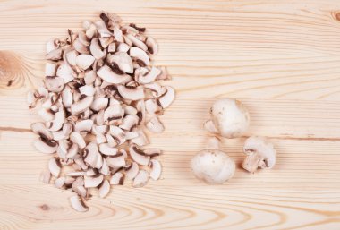 ahşap masa üzerinde birçok mantar