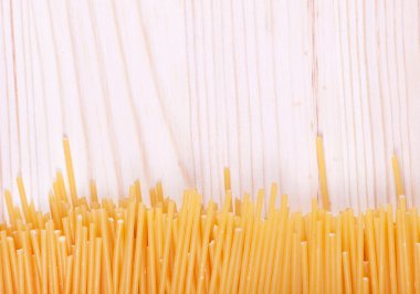 ahşap masa üzerinde spagetti avuç 