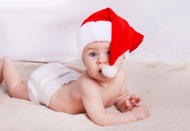 Güzel küçük bebek Noel kutluyor. 