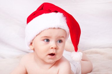 Güzel küçük bebek Noel kutluyor. 