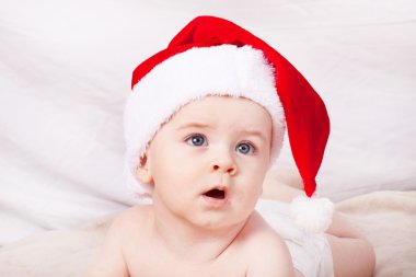 Güzel küçük bebek Noel kutluyor. 