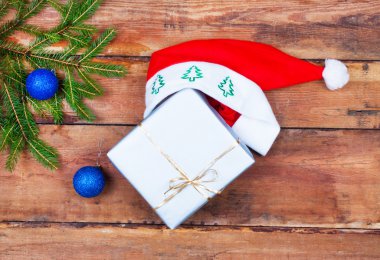 Noel süslemeleri Noel Baba şapkası ile