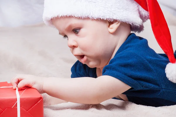 美しい小さな赤ちゃんがクリスマスを祝う. — ストック写真