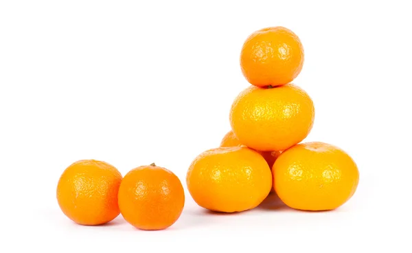 Mandarinas maduras aisladas sobre un blanco — Foto de Stock