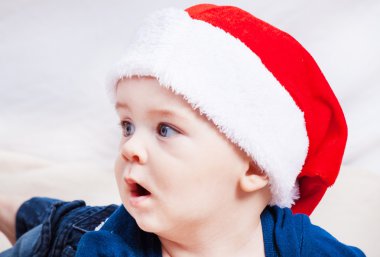 Güzel küçük bebek Noel kutluyor. 