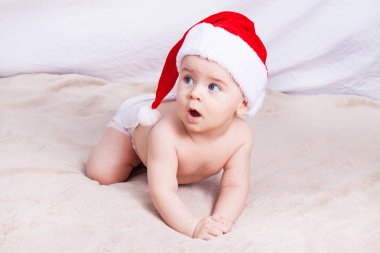 Güzel küçük bebek Noel kutluyor. 