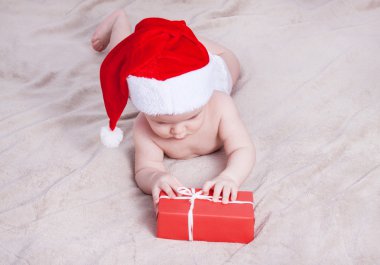 Güzel küçük bebek Noel kutluyor. 