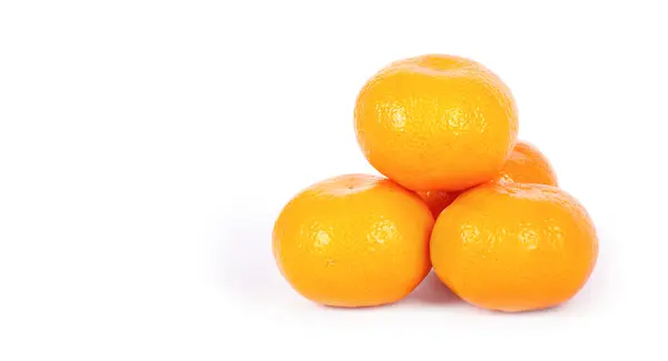 Mandarinas maduras aisladas sobre un blanco — Foto de Stock