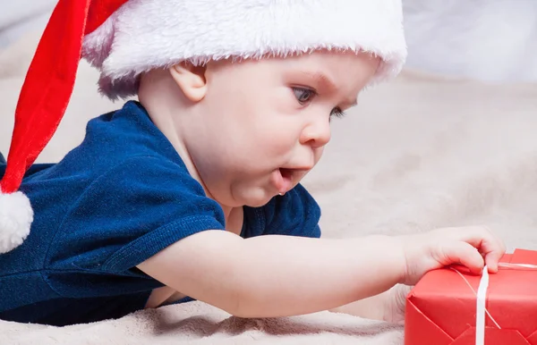 美しい小さな赤ちゃんがクリスマスを祝う. — ストック写真